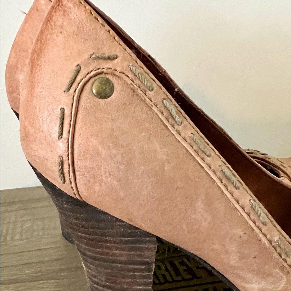 BC leather heels with interesting details. - Picture 2 of 6